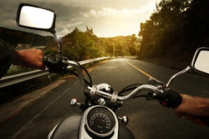 motociclista-en-la-carretera