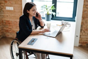 mujer en el trabajo en silla de ruedas