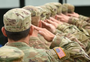 Militares estadounidenses saludando