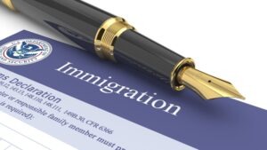 solicitud de inmigración con bolígrafo, en la que un abogado de inmigración familiar puede ayudar.