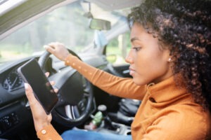 mujer-enviando-mensaje-de-texto-mientras-conduce