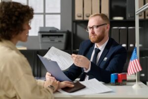 Abogado con cliente en su oficina de Duluth. ¿Cómo obtener una tarjeta verde en menos de 90 días?