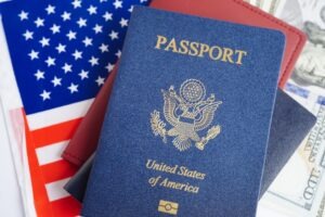 Pasaporte con bandera de los Estados Unidos al fondo. Entendiendo el "nuevo" requisito de registro de extranjeros