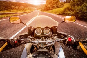 Motociclista manejando por la carretera. 5 razones para un abogado de accidente de motocicleta